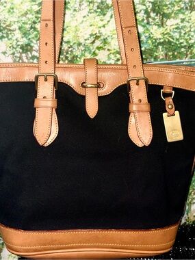 Dooney & Bourke Vintage D15313 Black ad Tan Leather Trim
